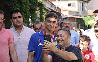 Kırkpınar'ın tozkoparan boyu şampiyonuna memleketinde davullu zurnalı karşılama