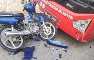 Motosiklet Otobüse Çarptı