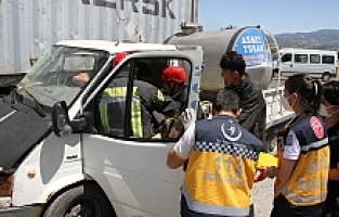 Süt Kamyoneti ile Tır Çarpıştı: 1 Yaralı