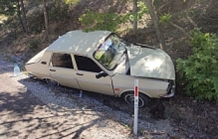 Virajı Alamayan Otomobil Ağaca Çarptı