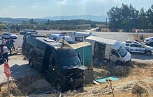 Kırkağaç’ta iki otomobil çarpıştı: 9 yaralı