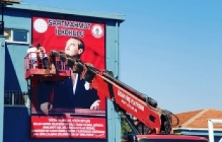 Okulun Dev Atatürk Posteri Yenilendi