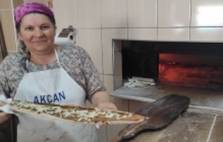 Selendi'nin kadın pide ustası erkelere taş çıkartıyor