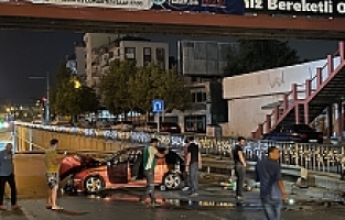 Sürücüsünün Direksiyon Hakimiyetini Kaybettiği Araç Bariyerlere Çarptı