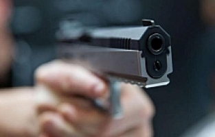 Tartıştığı kişiyi silahla vurdu