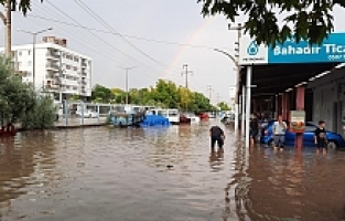 Turgutlu’da Sağanak Yağış Yolları Göle Çevirdi