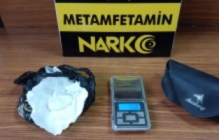 Uyuşturucuları atıp kaçarken yakalandılar