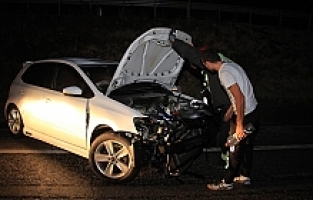 Yağışlı Havada Kontrolden Çıkan Otomobil Bariyerlere Çarptı: 2 Yaralı