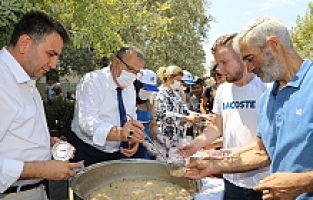 Yunusemre'den Vatandaşa 6 Noktada Aşure İkramı