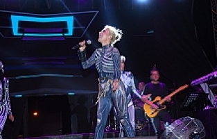 Hande Yener Salihli’nin 100. Kurtuluş Yılını Taçlandırdı