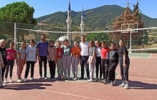 İlçe Milli Eğitim Müdürü Çocuklarla Voleybol Oynadı