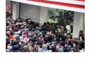 İndirimli halı izdihama neden oldu