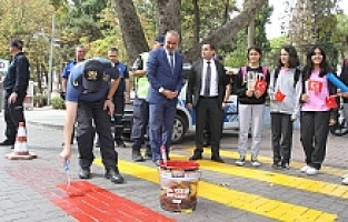 Kula'da Yaya Geçitleri Kırmızıya Boyandı