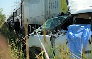 Manisa’da Trenin Çarptığı Aracın Sürücüsü Öldü