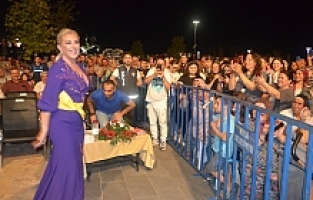 Selendi’de Muazzez Ersoy Rüzgarı Esti