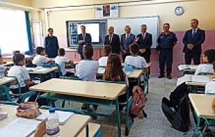 Turgutlu Protokolü Miniklerle Sıralarını Paylaştı