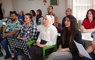 Bu Koroda Her Meslek ve Yaş Gurubundan Kişi Yer Alıyor