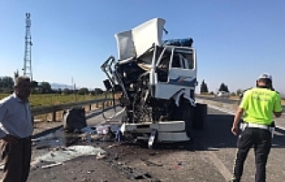 Kamyonla Tır Çarpıştı