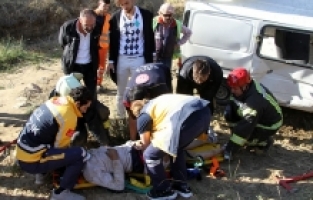 Manisa'da Ticari Araç Şarampole Yuvarlandı