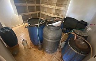 Manisa'da bağ evinde kaçak şarap ele geçirildi