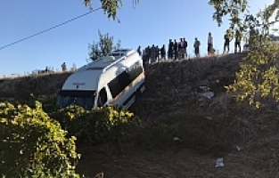Öğrenci Servisi Üzüm Bağına Uçtu: 5'i Öğrenci 6 Yaralı