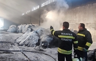 Alaşehir'de Plastik Kasa Fabrikasında Yangın