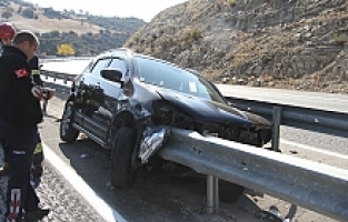 Kontrolden Çıkan Otomobil Bariyere Ok Gibi Saplandı