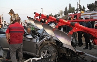 Otomobil Pulluk Takılı Traktöre Saplandı: 1 ölü, 4 yaralı