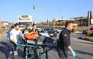 Otomobille Çarpışan Motosikletteki 2 Genç Yaralandı