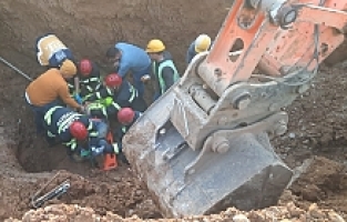 Şantiyede göçük altında kalan işçi itfaiye ekipleri tarafından kurtarıldı