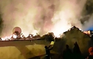 Turgutlu’da Ev Yangını Komşuları Kovalarla Su Taşıdı