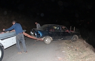 Uçuruma Yuvarlanıp Ters Dönen Araçtan Yaralı Kurtuldular