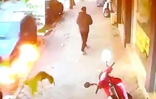 Alev alan otomobili esnaf söndürdü