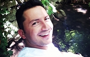 Güvenlik Görevlisi Kalbine Yenik Düştü