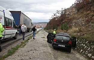 Kontrolden Çıkan Tır Otomobile Çarptı