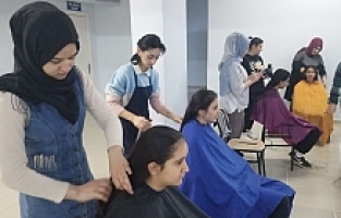 Kursiyerler yaptıkları saç bakımıyla öğrencileri sevindirdi