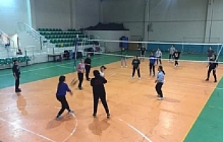 Sarıgöl'de kız öğrencilerine yönelik voleybol kursu açıldı