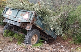 Uçuruma Yuvarlanan Traktörün Sürücüsü Yaralandı