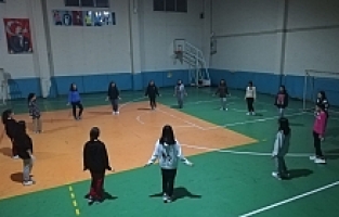 Yatılı okul öğrencilerine halk oyunları kursu açıldı