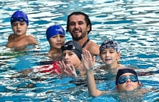 Yunusemreli Çocuklar Kışın da Yüzme Öğreniyor