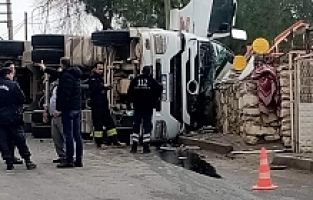 Damperli Tır Devrildi: 1 Ölü