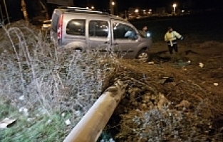 Hafif Ticari Araç Direğe Çarptı: 1 Ölü, 1 Yaralı