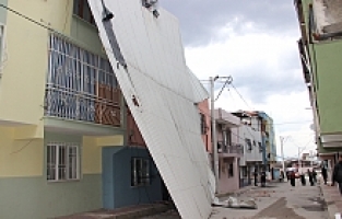 Manisa'da Şiddetli Rüzgar Çatıyı Uçurdu