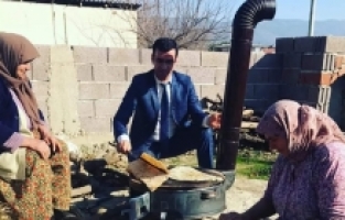 Müdür Yıldırak Gözleme Yapan Kadınlara Yardım Etti