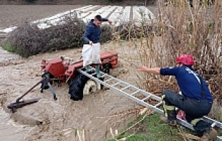 Taşan Derede Mahsur Kalan adamı İtfaiye Kurtardı
