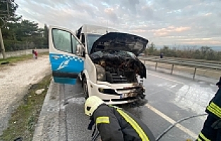 Toplu taşıma aracı alev alev yandı, yolcular son anda tahliye edildi