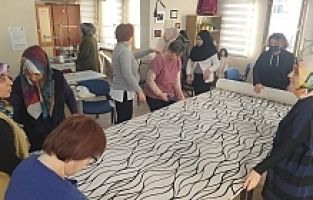 Bağışlanan Kumaşlar Depremzedelere Battaniye Oluyor