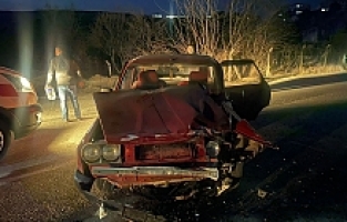 İki Otomobil Kafa Kafaya Çarpıştı: 8 Yaralı