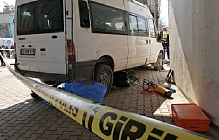 Minibüs Motosiklete Çarptı: 1 Ölü