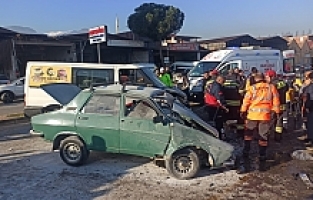 Trafikte Birbirini Sıkıştıran Sürücüler Karşı Şeride Geçti: 3 Yaralı